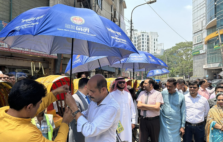 সূর্যের তাপ থেকে সুরক্ষার লক্ষ্যে রিকশাচালকদের মাঝে ছাতা বিতরণ কর্মসূচি শুরু করেছে ঢাকা উত্তর সিটি করপোরেশন (ডিএনসিসি)। ছবি: মুসা আহম্মেদ