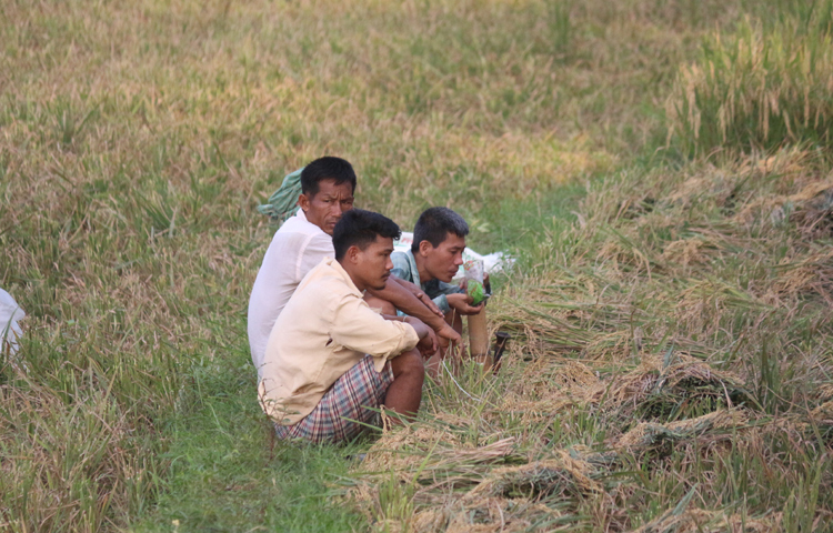 কাজের ফাঁকেই কিছুক্ষণ বিশ্রাম করে নিচ্ছেন তারা। ছবি: আরমান খান