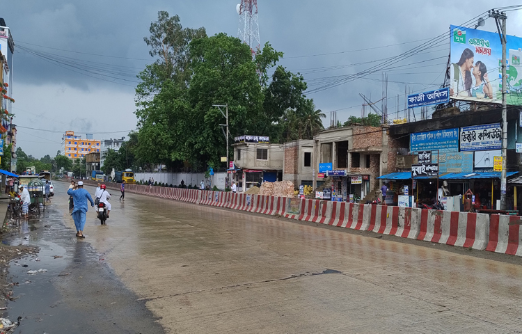 বৃষ্টি আর দমকা হাওয়ায় পুরো এলাকাজুড়ে বয়ে যাচ্ছে শীতলতা। ছবি: এম মাঈন উদ্দিন