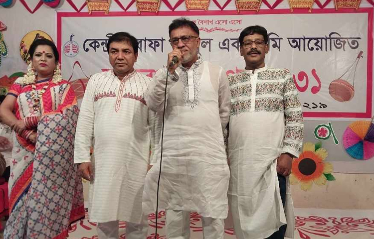 বুলবুল একাডেমীর পরিচালক তাপস চক্রবর্তী, মনি চক্রবর্তী ও পান্না আহমেদকে সঙ্গে নিয়ে খিলগাঁও হাই স্কুলের প্রধান শিক্ষক মো. আসলাম উদ্দিন মোল্লা অনুষ্ঠানের উদ্বোধন করেন। ছবি: সাজ্জাত হোসেন