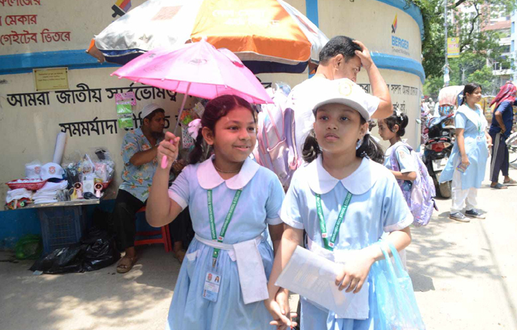 দীর্ঘদিনের ছুটি শেষে স্কুলে আসতে পেরে বেশ খুশি শিশু শিক্ষার্থীরা।  ছবি: বিপ্লব দীক্ষিত