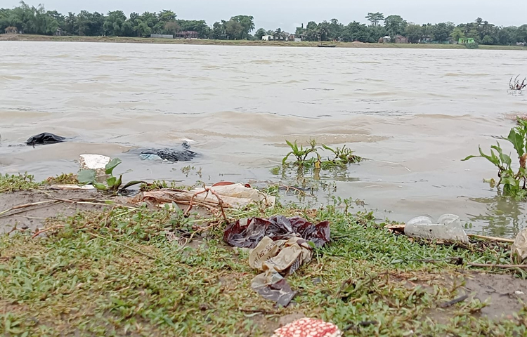 জানা গেছে, ভারতের চেরাপুঞ্জিতে বৃষ্টিপাত অব্যাহত থাকায় সুনামগঞ্জে পাহাড়ি ঢল নামছে। এতে এই জেলার সুরমা, রক্তি, যাদুকাটাসহ সকল নদ-নদীর পানি বাড়ছে। ছবি: লিপসন আহমেদ