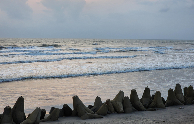 কক্সবাজার-টেকনাফ মেরিন ড্রাইভ রোডের মাঝপথে ইনানি সমুদ্র সৈকত। আরেকটু সামনে যেতেই দেখা মিলে পাটুয়ারটেক সমুদ্রসৈকতের। পাড়ের পাথর আর বালিতে আছড়ে পড়া ঢেউ যে কাউকে মুগ্ধ করবে।