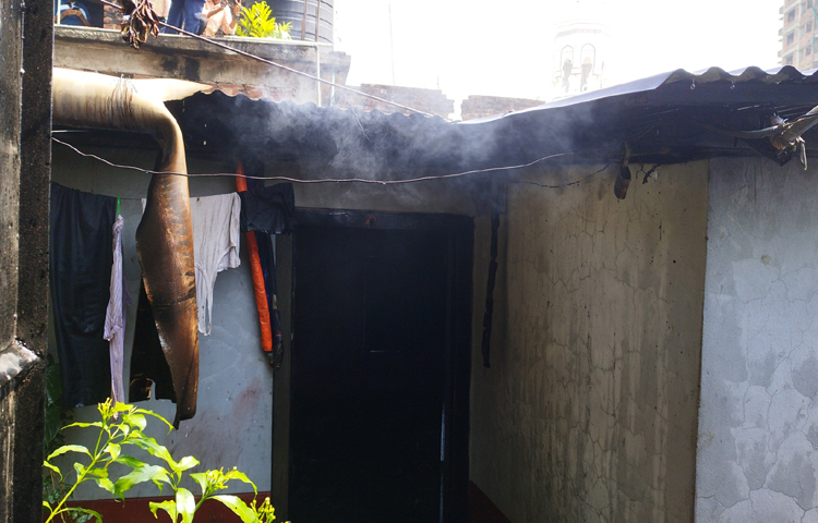 আজ দুপুর দেড়টার দিকে শহরের ডাক্তারপাড়া এলাকার নাথ ভবনে এ অগ্নিকাণ্ডের ঘটনা ঘটে। ছবি: আবদুল্লাহ আল-মামুন