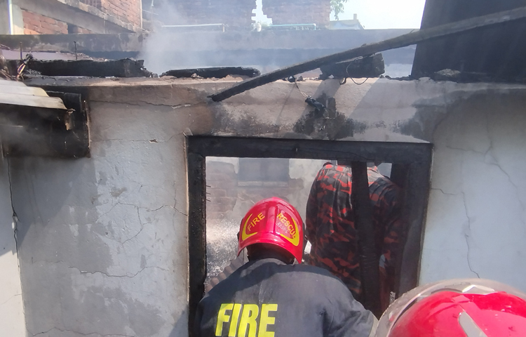 অগ্নিকাণ্ডের এ ঘটনায় কোনো হতাহতের খবর পাওয়া যায়নি। ছবি: আবদুল্লাহ আল-মামুন