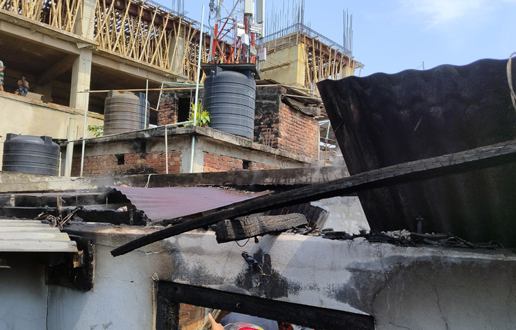 জানা যায়, ভবনের চার তলায় একটি চিলেকোঠা থেকে আগুনের সূত্রপাত হয়। প্রাথমিকভাবে ধারণা করা হচ্ছে বৈদ্যুতিক মিটারের শর্ট সার্কিট থেকে  ঘটনা ঘটেছে। ছবি: আবদুল্লাহ আল-মামুন