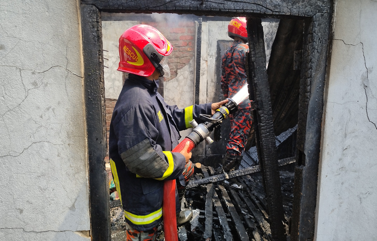 দুপুর ১টা ২৫ মিনিটে খবর পেয়ে ফায়ার সার্ভিসের দুটি ইউনিট প্রায় ৩০ মিনিটের চেষ্টায় আগুন নিয়ন্ত্রণে আনে। সেখান বেশকিছু মালামাল ক্ষতিগ্রস্ত হয়েছে। ছবি: আবদুল্লাহ আল-মামুন