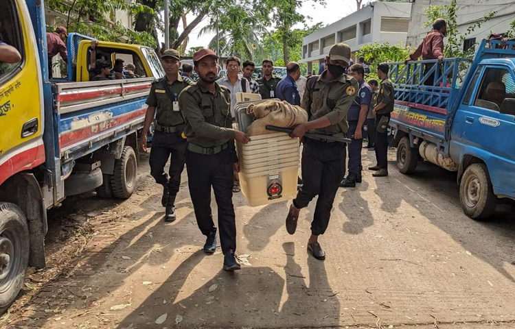 কেন্দ্রে কেন্দ্রে ব্যালট বক্স পৌঁছে দিচ্ছেন আনসার সদস্যরা। ছবি: এম মাঈন উদ্দিন