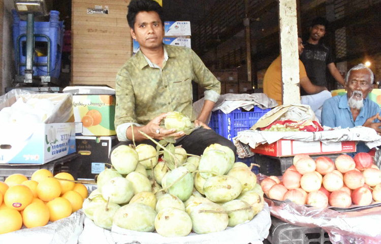 দাম একটু বেশি হলেও মৌসুমের প্রথম দিকে ফলের স্বাদ নিতে পেরে খুশি ক্রেতা-বিক্রেতারা। ছবি: বিপ্লব দীক্ষিত