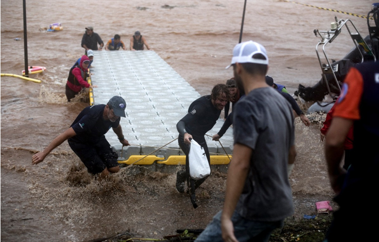 বন্যার কারণে রাজ্যের বিভিন্ন স্থানে ভূমিধসের খবর পাওয়া গেছে। এছাড়া রাস্তাঘাট ভেসে গেছে এবং বেশ কিছু সেতু ভেঙে পড়েছে। ছবি: এএফপি