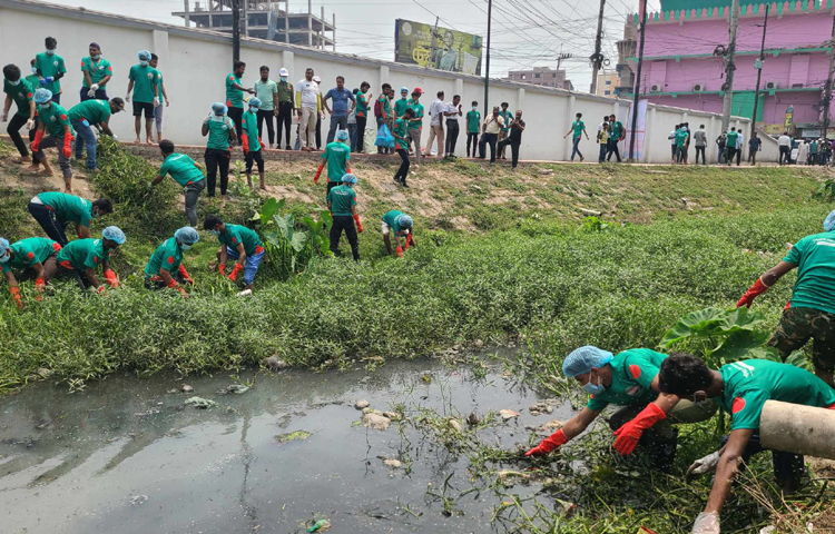 একযোগে খালের পাঁচ কিলোমিটার পরিষ্কার-পরিচ্ছন্ন করার মধ্য দিয়ে শ্যামাসুন্দরী পুনরুজ্জীবন ও সচল রাখার কার্যক্রমে ১৫ পয়েন্টে স্বেচ্ছাসেবী যুব সংগঠন বিডি ক্লিনের একহাজার সদস্যসহ সিটি করপোরেশনের বর্জ্য ব্যবস্থাপনা শাখার পরিচ্ছন্নতাকর্মীরা অংশ নিয়েছেন। ছবি: জিতু কবীর