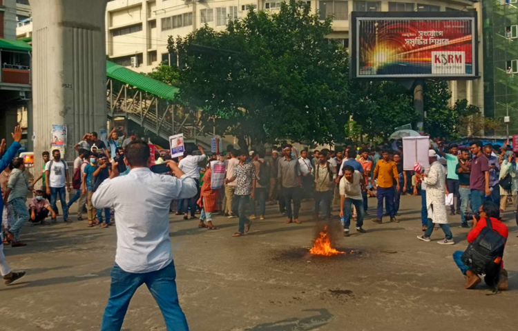 বিকেল সাড়ে ৩টার দিকে আন্দোলনরত শিক্ষার্থীরা পুলিশি বাধা অতিক্রম করে শাহবাগ মোড় অবরোধ করে। ছবি: হাসান আলী