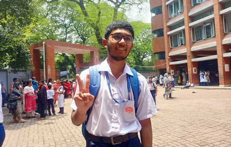 বিজয়সূচক চিহ্ন দেখিয়ে আনন্দ প্রকাশ করেছে এক শিক্ষার্থী। ছবি: হাসান আলী