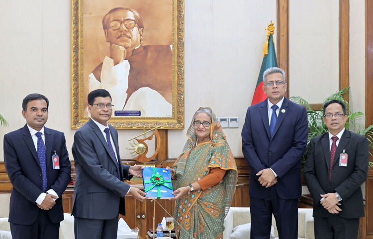 গণভবনে প্রধানমন্ত্রী শেখ হাসিনার কাছে বাংলাদেশের কম্পট্রোলার অ্যান্ড অডিটর জেনারেল (সিএজি) জাতীয় সংসদে উপস্থাপনীয় ৪৫টি কমপ্লায়েন্স অডিট রিপোর্ট, দুটি উপযোজন হিসাব এবং দুটি আর্থিক হিসাব রিপোর্টসহ মোট ৪৯টি অডিট রিপোর্ট ও হিসাব রিপোর্ট রাষ্ট্রপতির কাছে জমা দেওয়ার আগে প্রধানমন্ত্রীর মূল্যায়নের জন্য হস্তান্তর করেন। ছবি: ইয়াসিন কবির জয়