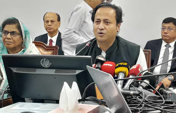 শিক্ষাপ্রতিষ্ঠানগুলো কাম্য সংখ্যক শিক্ষার্থী ধরে রাখতে না পারলে সরকারি সুযোগ-সুবিধা অব্যাহত রাখা যাবে না বলে জানিয়েছেন শিক্ষামন্ত্রী মহিবুল হাসান চৌধুরী নওফেল। ছবি: মাসুদ রানা