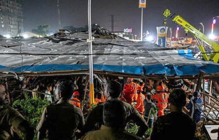 মুম্বাইয়ে ভারী বৃষ্টি এবং ধূলিঝড়ের আঘাতে বিলবোর্ডটি পড়ে যায়। ঝড়ে বিভিন্ন স্থানে গাছ উপড়ে পড়েছে এবং যানচলাচল ব্যাহত ও বিদ্যুৎ বিভ্রাটের খবর পাওয়া গেছে। ছবি: সংগৃহীত