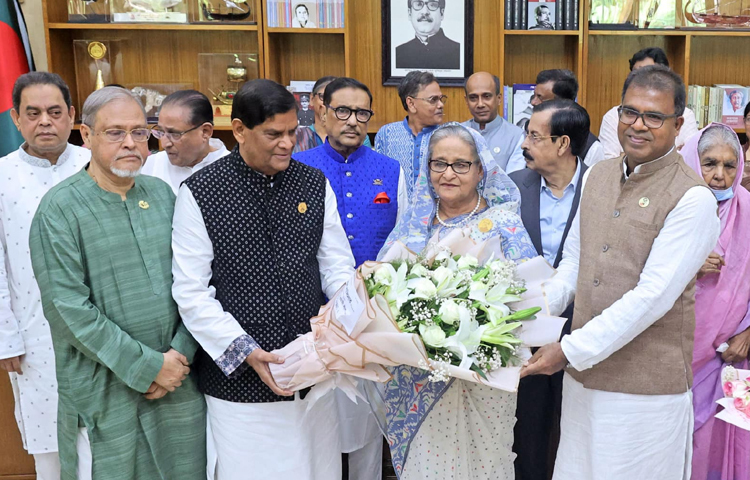 প্রধানমন্ত্রী শেখ হাসিনার ৪৪তম স্বদেশ প্রত্যাবর্তন দিবস উপলক্ষে আজ গণভবনে বাংলাদেশ আওয়ামী লীগের কেন্দ্রীয় কমিটি ও সহযোগী সংগঠনের নেতা, ঢাকা মহানগর আওয়ামী লীগ, সাবেক ছাত্রনেতা, ঢাকা উত্তর সিটি করপোরেশনের মেয়র প্রধানমন্ত্রীকে ফুল দিয়ে অভিনন্দন জানান। ছবি: ইয়াসিন কবির জয়