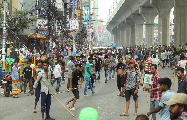 এর আগে সকাল সাড়ে ১০টা থেকে তারা বিক্ষোভ শুরু করেন। এ সময় ওই এলাকায় যান চলাচল বন্ধ হয়ে যায়। দুর্ভোগে পড়েন যাত্রীরা। ছবি: মাহবুব আলম