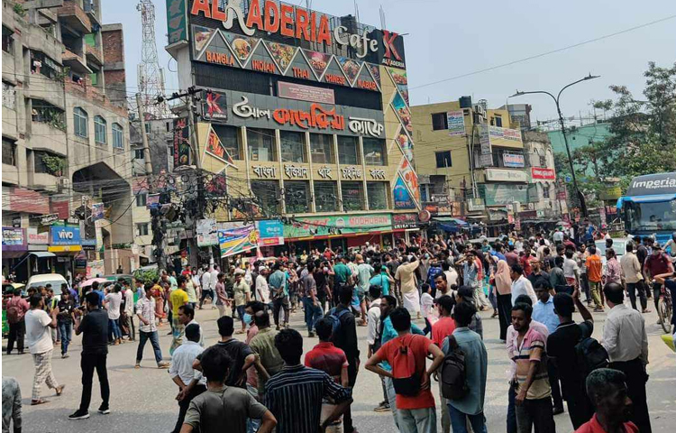 জানা গেছে, অটোরিকশা চালানোর দাবিতে রামপুরা বেটার লাইফ হাসপাতালের সামনে সড়ক অবরোধ করে অটোরিকশাচালকরা। এতে দুই পাশের সড়কে যান চলাচল বন্ধ হয়ে যায়। তীব্র যানজট তৈরি হয়েছে। ছবি: তৌহিদুজ্জামান তন্ময়