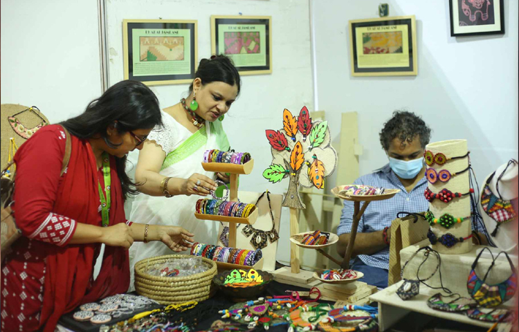 এসএমই মেলায় শতভাগ দেশীয় পণ্য প্রদর্শন করা হচ্ছে। ছবি: মাহবুব আলম