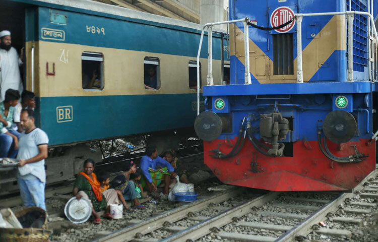 ক্রেতারা মৃত্যুঝুঁকি নিয়ে কেনা-কাটা করছেন রেল লাইনের ওপর দাঁড়িয়ে। ছবি: মাহবুব আলম