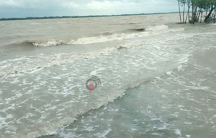 ঘূর্ণিঝড় রিমালের প্রভাবে স্বাভাবিকের চেয়ে চার ফুট পানি বেড়ে সুন্দরবন তলিয়ে গেছে। ছবি: আবু হোসাইন সুমন