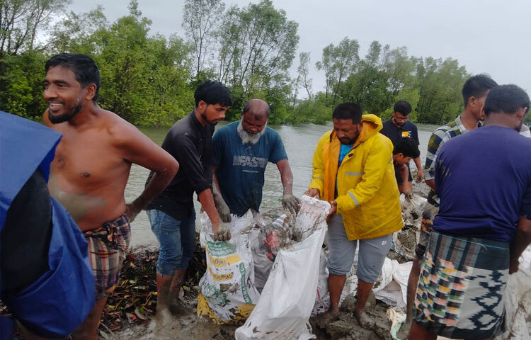 স্থানীয়রা জানান, বাঁধের দুর্বল অংশের ওই তিন স্থানে প্রায় ১৫০ মিটার ভেঙে নদীর নোনা পানিতে প্লাবিত হয়েছে এলাকা। ছবি: আলমগীর হান্নান