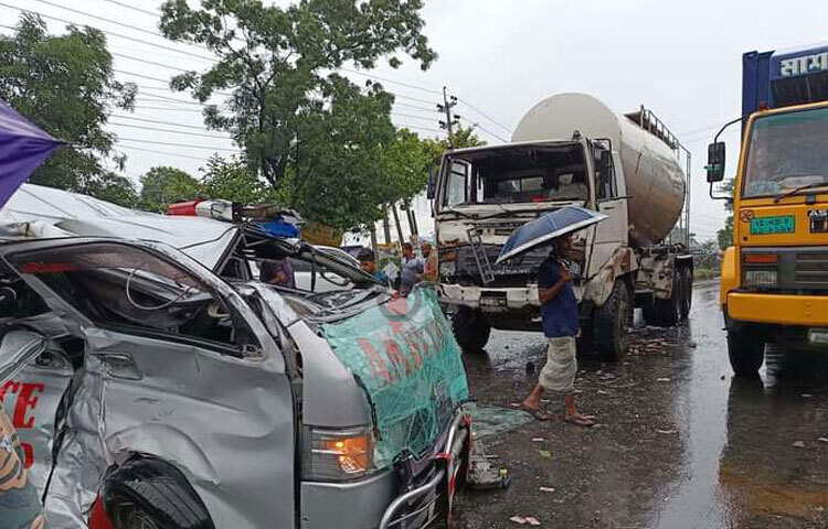সড়ক দুর্ঘটনার কারণে সকালে ঢাকা-চট্টগ্রাম মহাসড়কে কিছুটা যানজটের সৃষ্টি হয়েছিল। খবর পেয়ে পুলিশ ঘটনাস্থলে গিয়ে রেকার দিয়ে অ্যাম্বুলেন্সটি মহাসড়ক থেকে সরিয়ে নেয় এবং মরদেহ থানায় নিয়ে আসে। বর্তমানে মহাসড়কে যান চলাচল স্বাভাবিক রয়েছে। ছবি: রাশেদুল ইসলাম রাজু