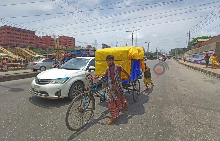 ঘূর্ণিঝড় রিমাল উপকূল অতিক্রম করে ক্রমশ দুর্বল হয়ে পড়ছে। এ অবস্থায় সারাদেশে হালকা থেকে ভারী বৃষ্টির আভাস থাকলেও দিনের তাপমাত্রা বৃদ্ধি পেতে পারে বলে জানিয়েছে আবহাওয়া অফিস। ছবি: মাহবুব আলম