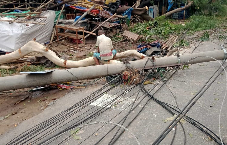 ভেঙে পড়েছে বিদ্যুতের খুঁটি। ফলে এখন পর্যন্ত বিদ্যুৎহীন পুরো শহর। ছবি: এমদাদুল হক মিলন