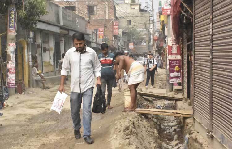একটি কাজ শেষ হওয়ার পর যে সড়কটি সুন্দরভাবে পিচ ঢালাই করা হয়েছে, তো পরের মাসেই সেখানে আবার খোঁড়াখুঁড়ি করছে অন্য কোনো সংস্থা। ছবি: বিপ্লব দীক্ষিত