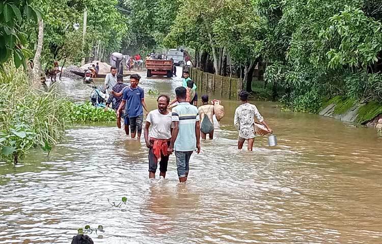 আজ দুপুরে বিশ্বম্ভরপুর উপজেলা অংশের শক্তিয়ারখলার দূর্গাপুর এবং ১০০ মিটার সড়ক ডুবে যাওয়ায় এই পথে যোগাযোগ বিচ্ছিন্ন হয়ে পড়ে। ছবি: লিপসন আহমেদ