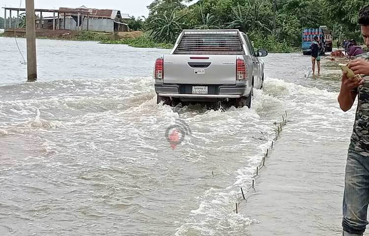 বিশেষ করে সুনামগঞ্জের দোয়ারা বাজারের শরীফপুর গ্রামের প্রধান সড়ক ঢলের পানিতে তলিয়ে যাওয়ায় দোয়ারাবাজার উপজেলার সঙ্গে সরাসরি সড়ক পথে যোগাযোগ বিচ্ছিন্ন রয়েছে সুরমা, লক্ষ্মীপুর, বাংলাবাজারসহ তিন ইউনিয়নের। ছবি: লিপসন আহমেদ