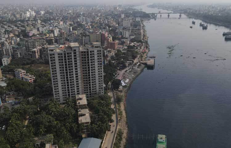 কয়েক বছর ধরে বায়ুদূষণে বিশ্বের শীর্ষ অবস্থানে বারবার উঠে আসছে ঢাকার নাম। শব্দদূষণেও রয়েছে শীর্ষে। বিশ্বের বসবাসের অযোগ্য শহরের তালিকায়ও ঢাকার অবস্থান তলানিতে। এর সঙ্গে যোগ হয়েছে তীব্র তাপপ্রবাহ। কেন রাজধানী শহরের অবস্থান এত রুগণ হচ্ছে তা নিয়ে উঠছে প্রশ্ন। ছবি: জাগো নিউজ