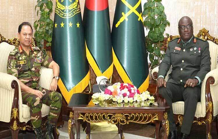 সেনাবাহিনী প্রধান জেনারেল এস এম শফিউদ্দিন আহমেদের সঙ্গে সৌজন্য সাক্ষাৎ করেছেন সিয়েরা লিওন সশস্ত্র বাহিনীর চিফ অব ডিফেন্স স্টাফ লেফটেন্যান্ট জেনারেল পিটার কাকোওউ লাভাহুন। ছবি: তৌহিদুজ্জামান তন্ময়