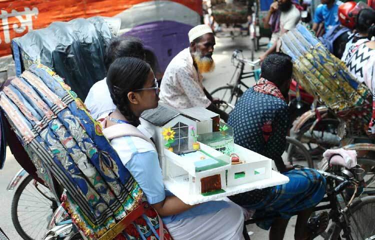 প্রজেক্ট জমা দেওয়ার জন্য স্কুলে যাচ্ছে শিক্ষার্থী। ছবি: মাহবুব আলম