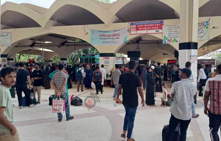 ঢাকা থেকে ছেড়ে যাওয়া ট্রেনের শিডিউলে বিলম্বের প্রভাব পড়েছে অন্য ট্রেনগুলোতে। ছবি: নাহিদ সাব্বির