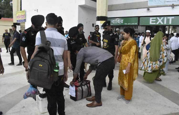 কাউকে সন্দেহ হলেই চেক করছেন র‌্যাব সদস্যরা। ছবি: বিপ্লব দীক্ষিত