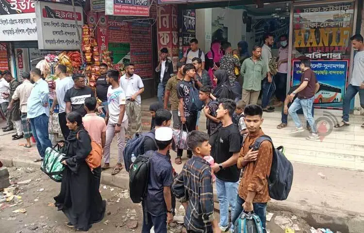 বিভিন্ন বাসের কাউন্টার যাত্রীদের আনাগোনায় মুখর। ছবি: আসাদুজ্জামান মিরাজ