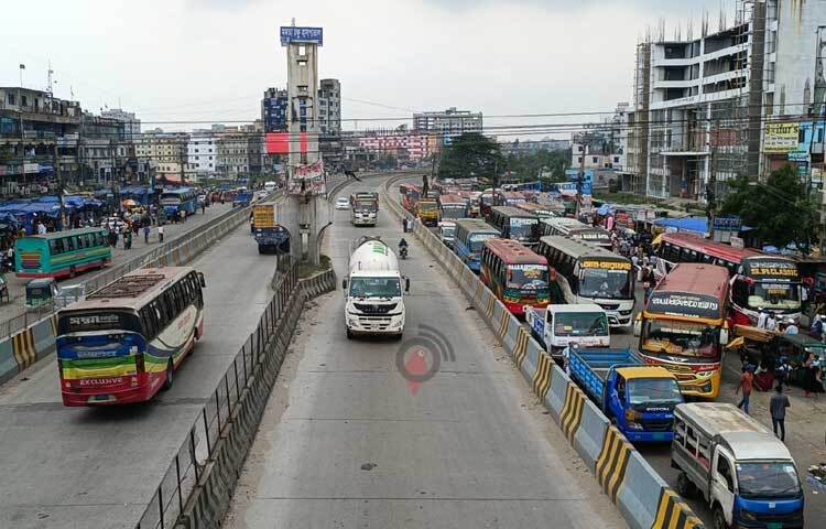 যাত্রীরা নির্বিঘ্নেই গন্তব্যে যেতে পারছেন। ফলে তাদের মধ্যে স্বস্তি দেখা গেছে। ছবি: রাশেদুল ইসলাম রাজু