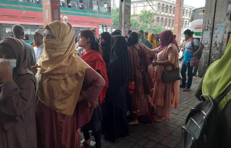 মহাখালী আন্তঃজেলা বাস টার্মিনালে যাত্রীদের ভোগান্তি পোহাতে হচ্ছে। ছবি: তৌহিদুজ্জামান তন্ময়