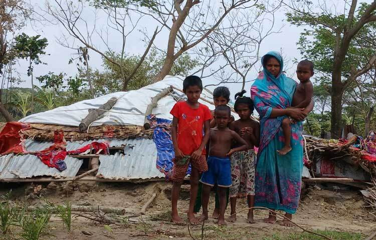 ঘূর্ণিঝড়ের তীব্র আঘাতে দিশেহারা হয়ে ছোট্ট ছোট্ট ছেলে-মেয়েদের নিয়ে খোলা আকাশের নিচে দিন পার করছেন একাধিক পরিবার। ছবি: ইকবাল হোসেন মজনু