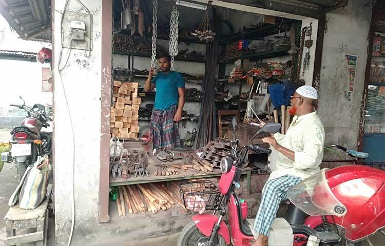 ছুরি, বটিসহ লোহার সরঞ্জামাদি তৈরিতে ব্যস্ত কামাররা। ছবি: মো. জামাল হোসেন