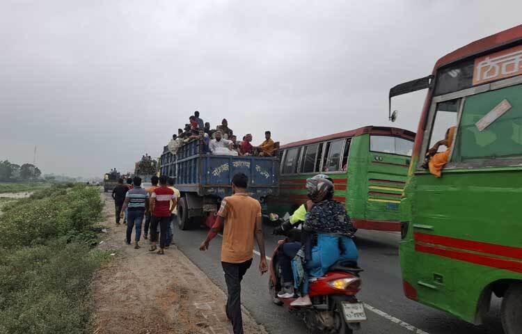 যানজটের ফলে চরম ভোগান্তিতে পড়েছে মহাসড়ক ব্যবহারকারী চালক ও যাত্রীরা। ছবি: আরিফ উর রহমান টগর