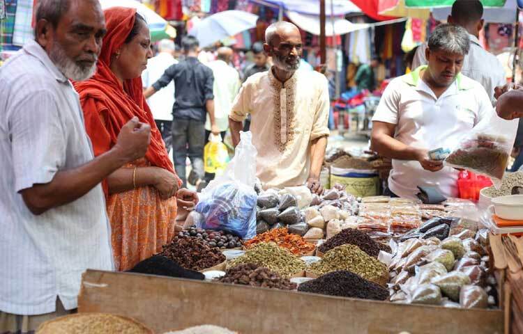 মসলার দোকানগুলোতে বেড়েছে ভিড়। তবে দাম বেশি বলে অভিযোগ ক্রেতাদের। ছবি: মাহবুব আলম