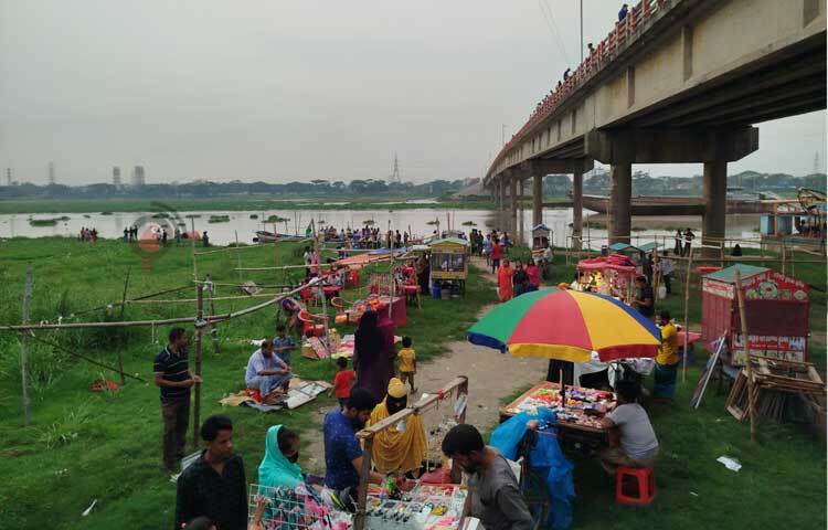 বিকেলে নদীর তীর হয়ে ওঠে দর্শনার্থীদের মিলনমেলা। ছবি: মামুনূর রহমান হৃদয়