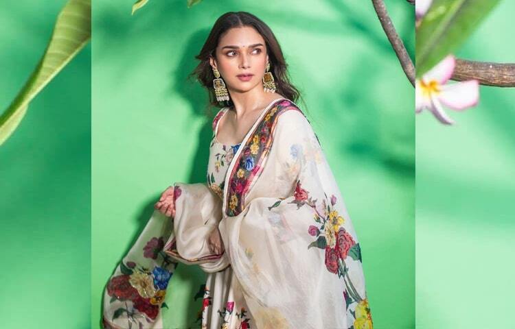 কাজের পাশাপাশি আলোচনায় আছেন ব্যক্তি জীবন নিয়েই। বলি পাড়ায় গুঞ্জন রটেছে যে, চুপিচুপি মন্দিরে গিয়ে দক্ষিণী তারকা সিদ্ধার্থকে বিয়ে করেছেন এই অভিনেত্রী। ছবি: ইনস্টাগ্রাম