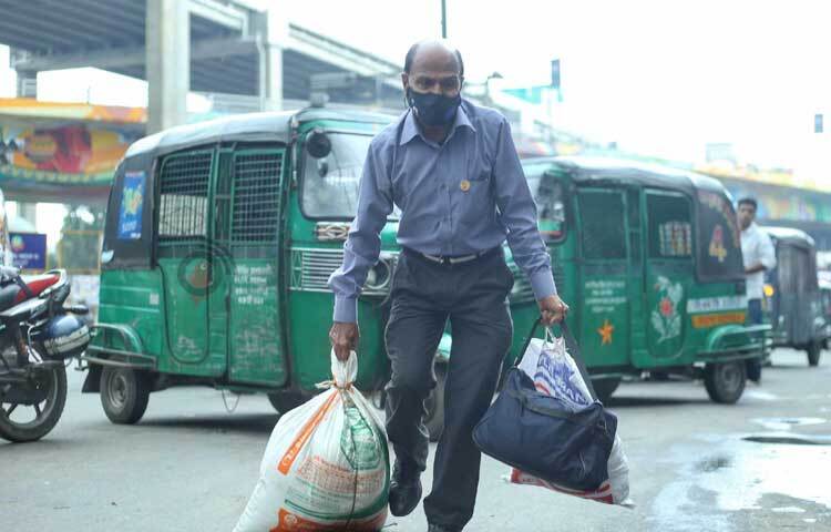 বাড়ি থেকে বস্তাভর্তি করে জিনিস-পত্র নিয়ে ফিরেছেন সবাই। ছবি: মাহবুব আলম