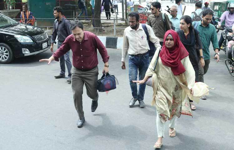 স্বজনদের সঙ্গে ঈদের ছুটি কাটিয়ে ফের যান্ত্রিক ও কোলাহল জীবনের কর্মস্থলে ফিরছে ঘরমুখো মানুষ। ছবি: মাহবুব আলম