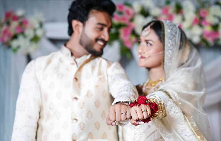 নাদিয়া সোশ্যাল মিডিয়ায় তার বরের সঙ্গে ছবি প্রকাশ করে লিখেছেন, ‘আলহামদুলিল্লাহ’। অন্যদিকে একই ছবি সালমানও তার সোশ্যাল মিডিয়ায় প্রকাশ করে লিখেছেন, ‘আলহামদুলিল্লাহ’। ছবি: নাদিয়ার ফেসবুক থেকে